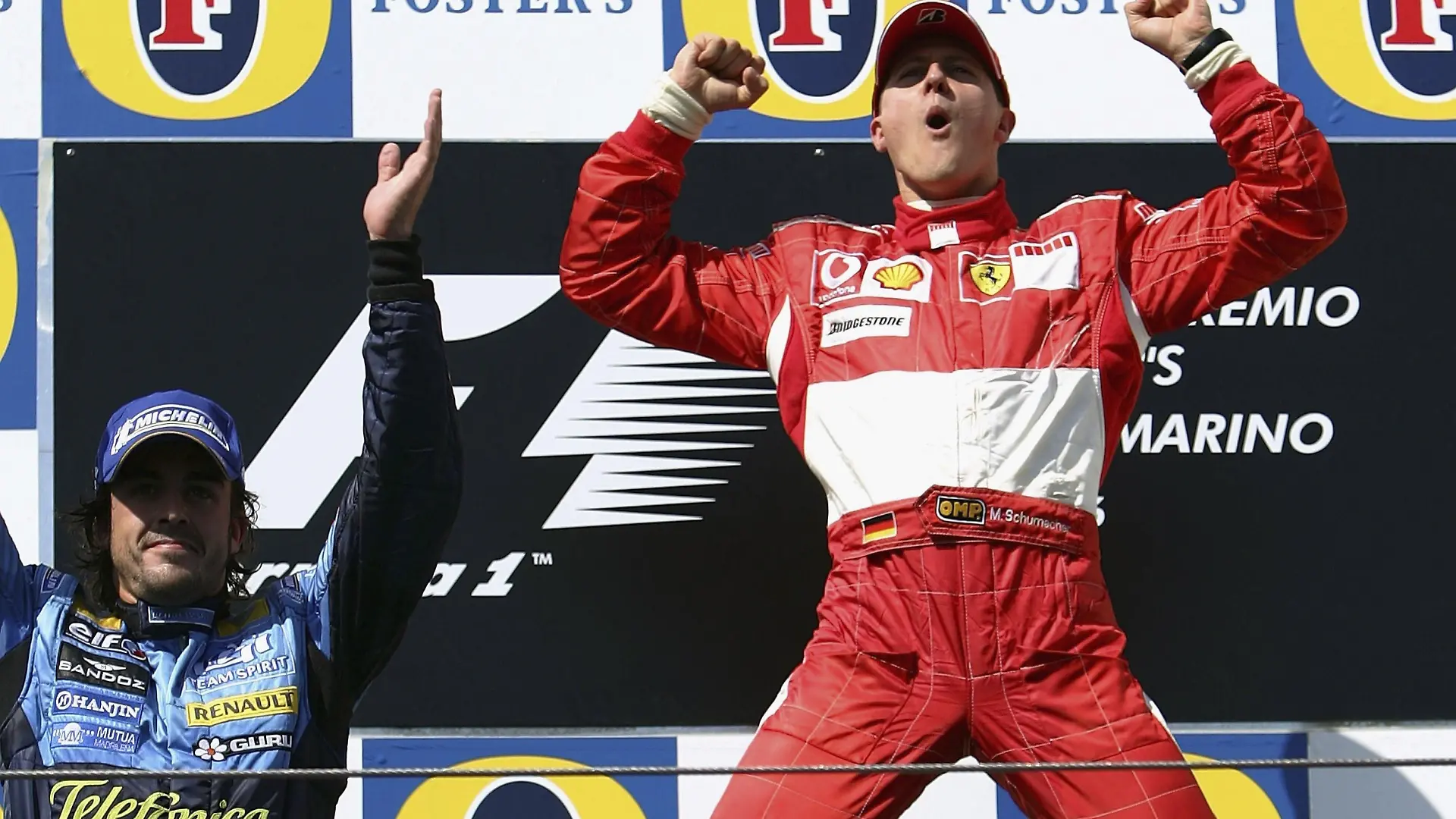 Versand: Michael Shumacher will seine Aufholjagd am Sonntag in Istanbul fortsetzen.IMOLA, ITALY - APRIL 23: Michael Schumacher of Germany and Ferrari celebrates after finishing first as Fernando Alonso of Spain and Renault finishing 2nd applouds to the fans after the San Marino Formula One Grand Prix at the San Marino Circuit on April 23, 2006, in Imola, Italy. (Photo by Vladimir Rys/Bongarts/Getty Images)