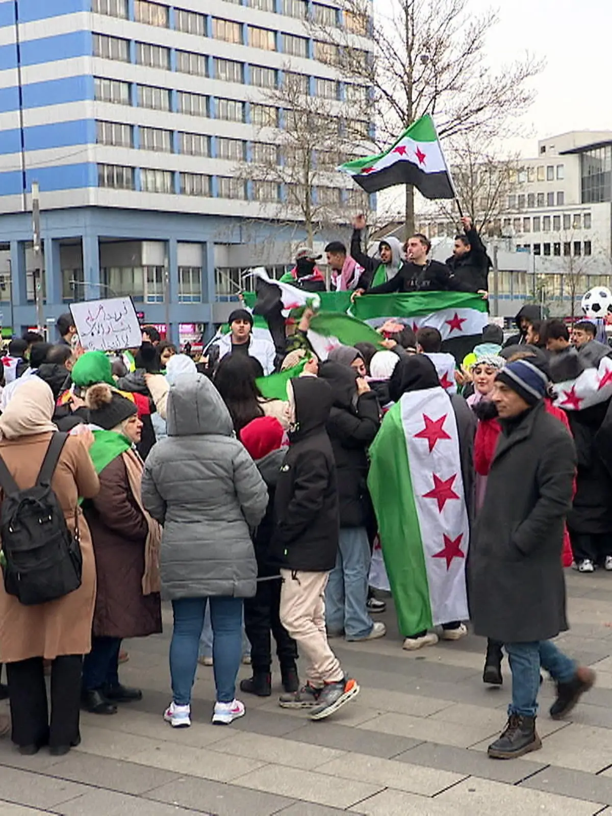 Bild zu: "Demo nach Assad-Sturz"