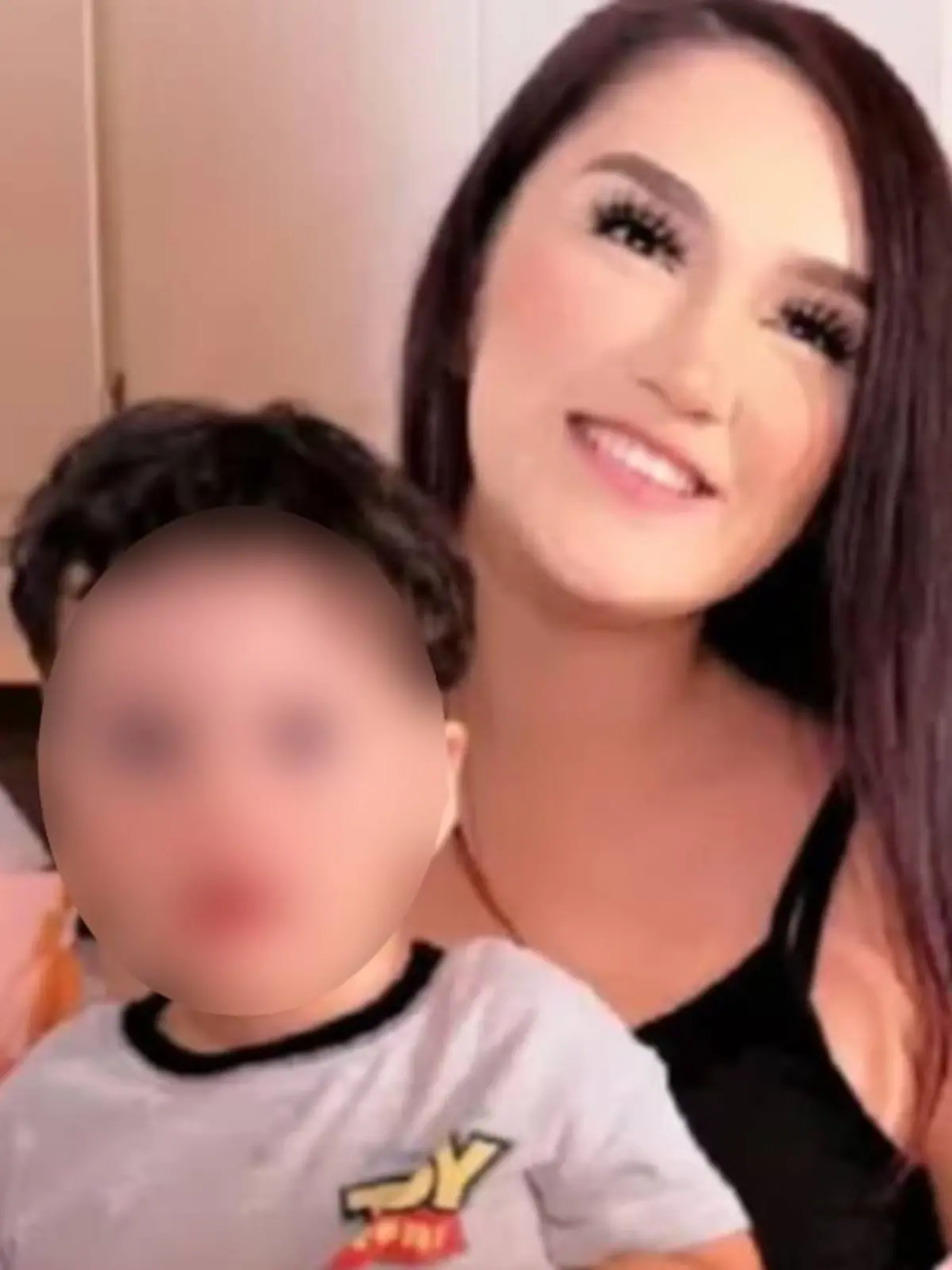 Jessinya Mina mit ihrem Sohn 