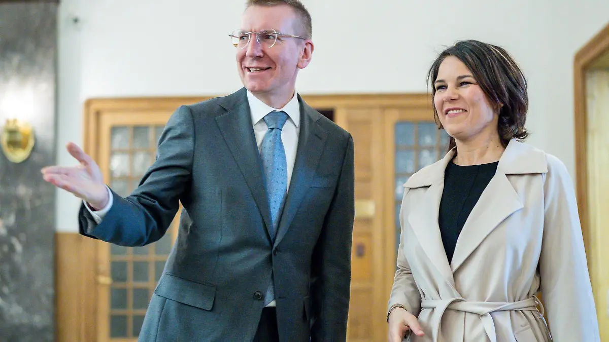 Annalena Baerbock (Bündnis90/Die Grünen), Außenministerin, steht neben dem lettischen Außenminister Edgars Rinkevics. Im Zentrum der Gespräche der Außenministerin in den drei baltischen Staaten stehen die Reaktion von EU, Nato und internationaler Gemeinschaft auf den russischen Angriffskrieg in der Ukraine.