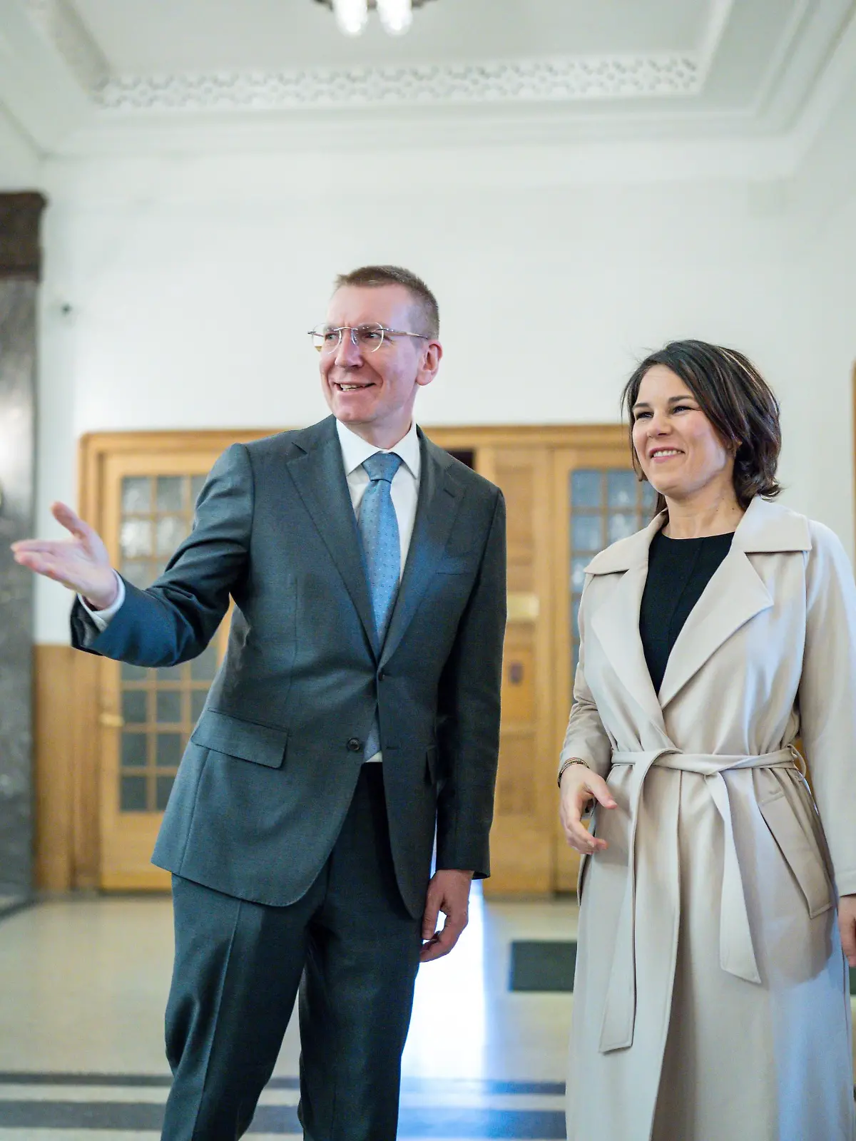 Annalena Baerbock (Bündnis90/Die Grünen), Außenministerin, steht neben dem lettischen Außenminister Edgars Rinkevics. Im Zentrum der Gespräche der Außenministerin in den drei baltischen Staaten stehen die Reaktion von EU, Nato und internationaler Gemeinschaft auf den russischen Angriffskrieg in der Ukraine.