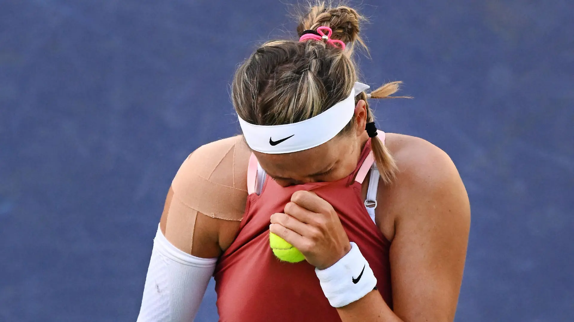 INDIAN WELLS, CA - MARCH 14: Victoria Azarenka of Russia crying on stadium one court during a tennis match against Elena Rybakina of Kazakhstan during a tennis match at the BNP Paribas Open played on March 14, 2022 at the Indian Wells Tennis Garden in Indian Wells, CA. Photo by John Cordes/Icon Sportswire TENNIS: MAR 14 BNP Paribas Open Icon506220314104