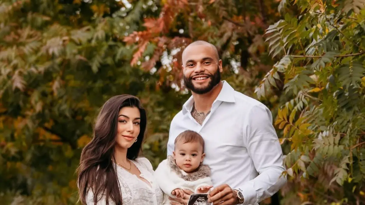 Dak Prescott mit seiner Frau Sarah und der gemeinsamen Tochter. In ihren Händen halten die beiden Ultraschallbilder ihres zweiten Babys.