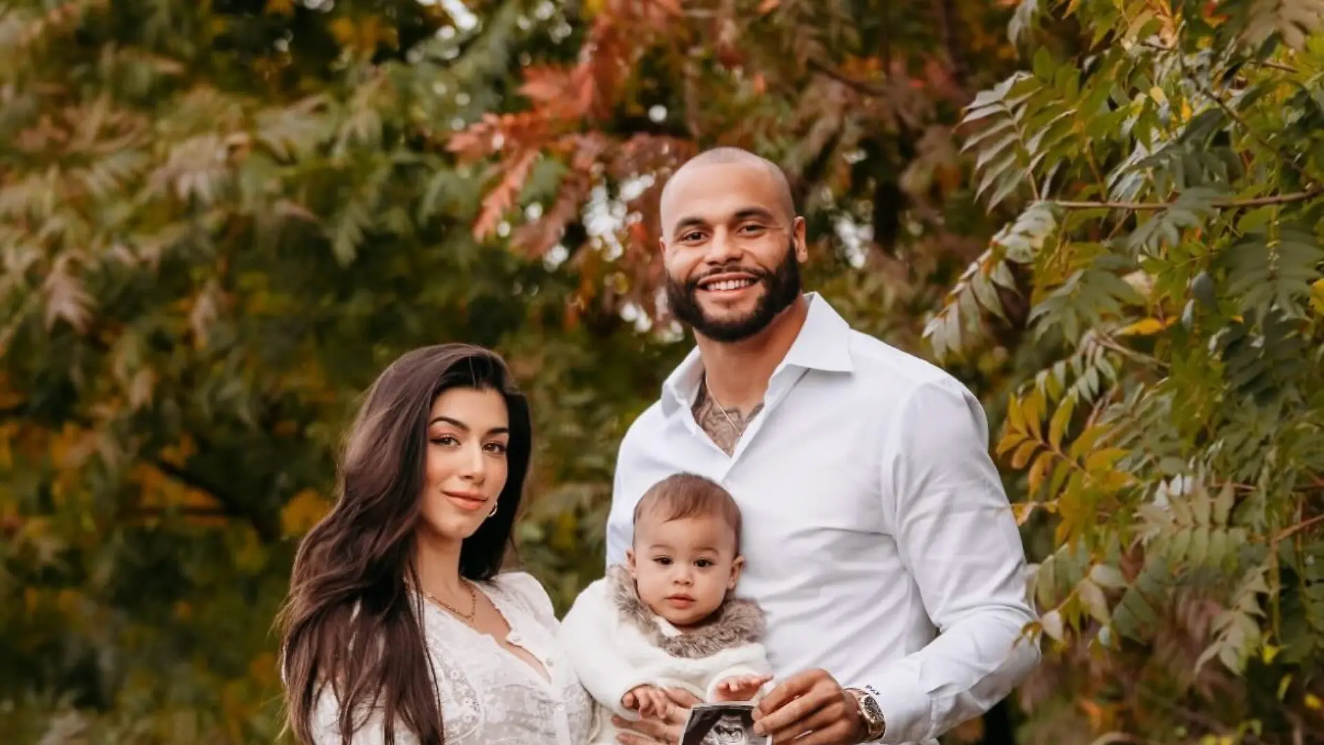 Dak Prescott mit seiner Frau Sarah und der gemeinsamen Tochter. In ihren Händen halten die beiden Ultraschallbilder ihres zweiten Babys.