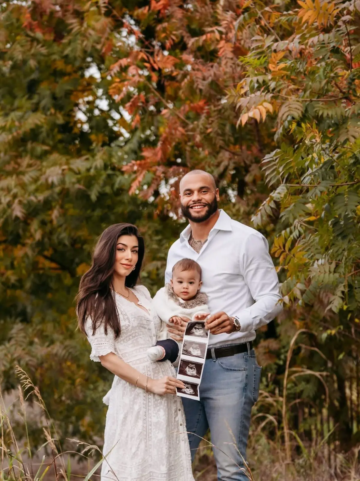 Dak Prescott mit seiner Frau Sarah und der gemeinsamen Tochter. In ihren Händen halten die beiden Ultraschallbilder ihres zweiten Babys.