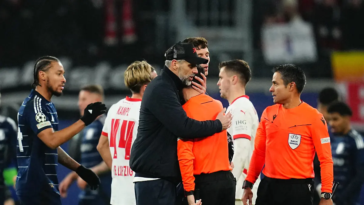 Leipzig-Trainer Marco Rose nimmt Schiedsrichterassistent Alessandro Giallatini in den Arm.