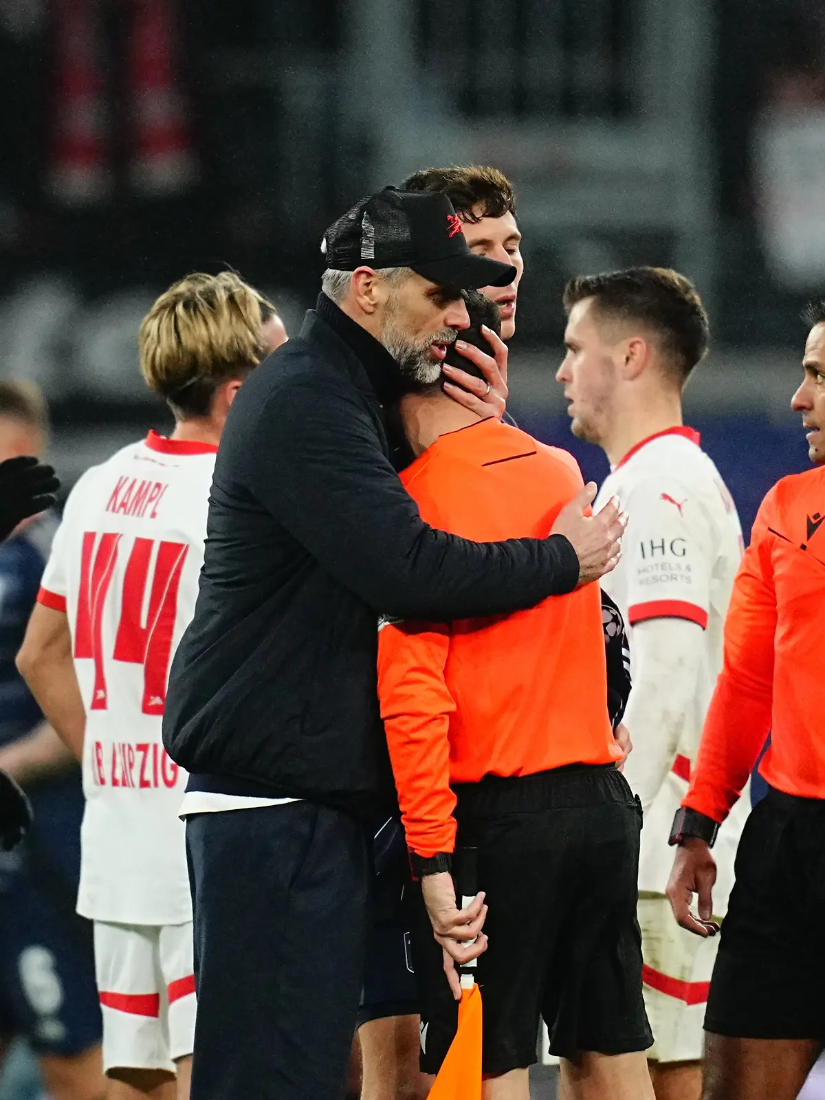Leipzig-Trainer Marco Rose nimmt Schiedsrichterassistent Alessandro Giallatini in den Arm.