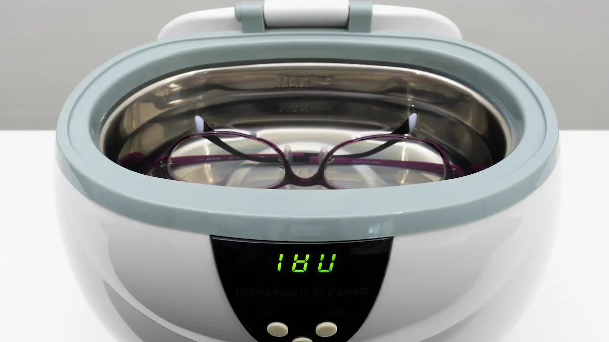 Ultraschallreiniger säubert eine Brille