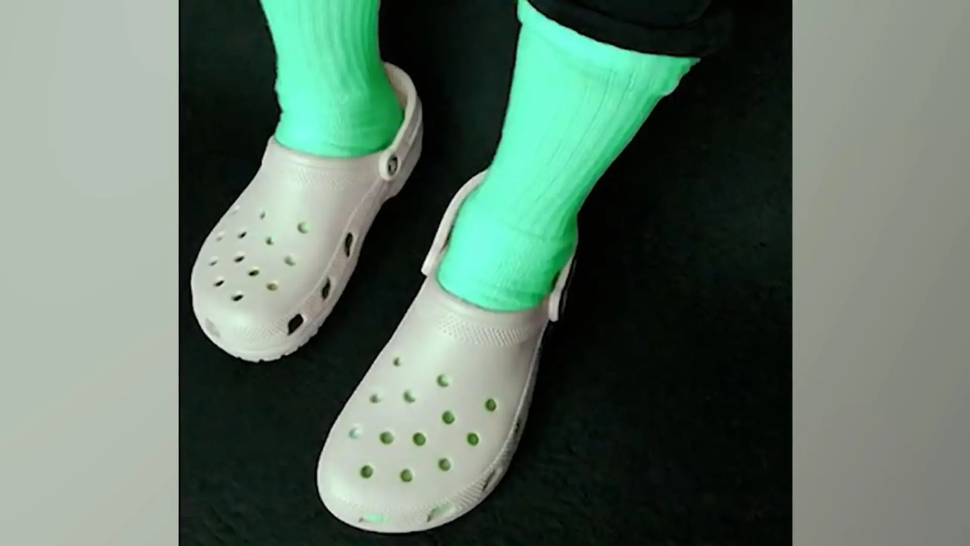 Optische Täuschung: Welche Farbe haben diese Crocs? Grau oder doch Pink?