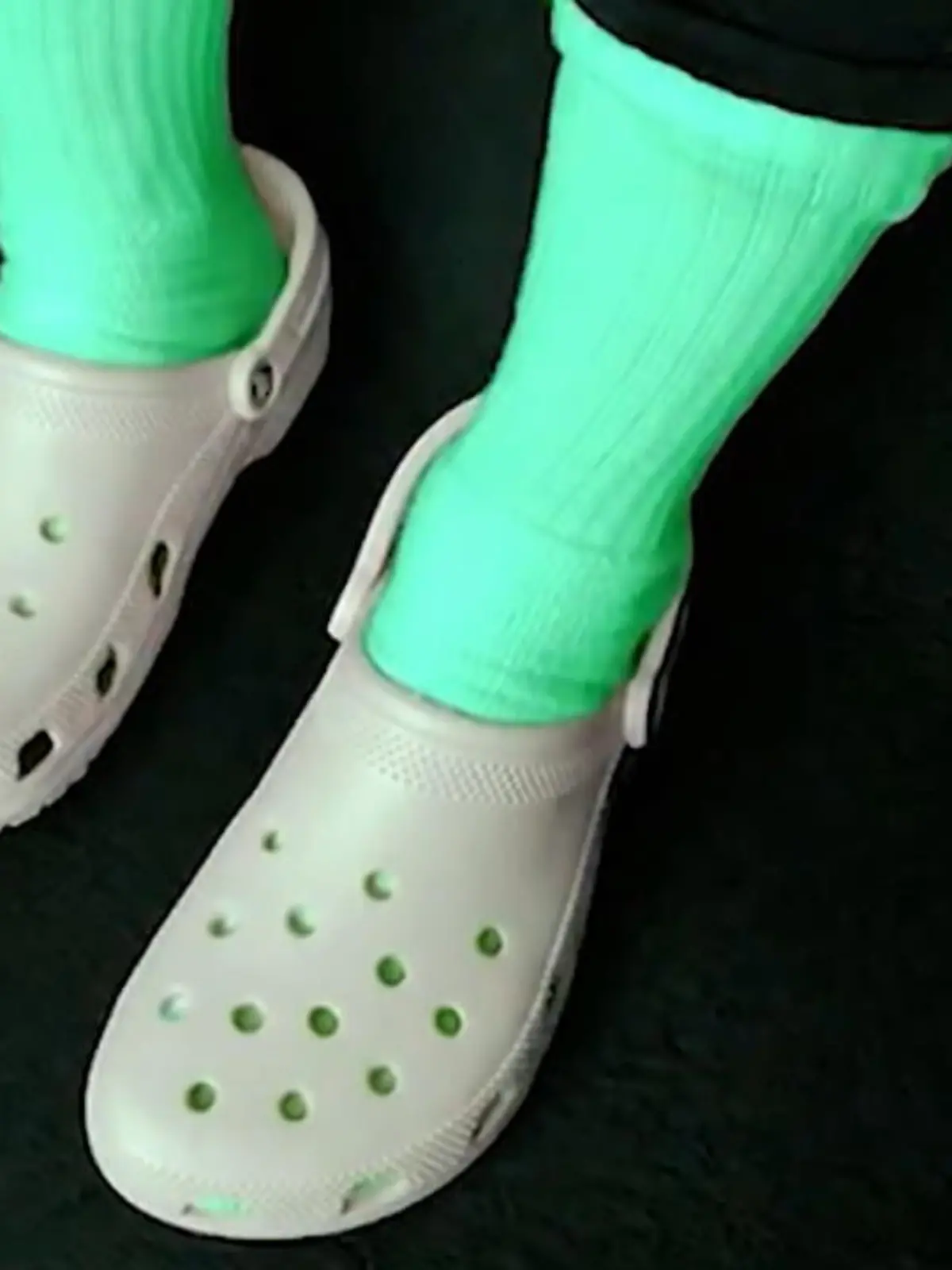 Bild zu: "Optische Täuschung: Welche Farbe haben diese Crocs?"