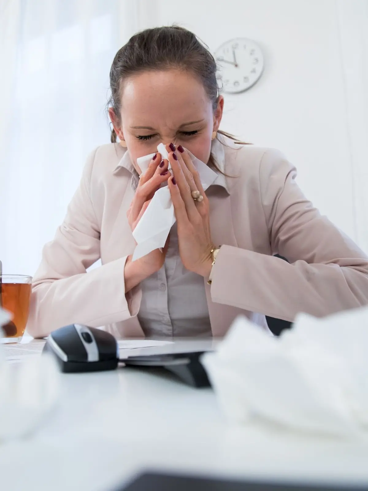 Bild zu: "Im Schnitt fast 20 Fehltage! Melden wir uns zu oft krank? "