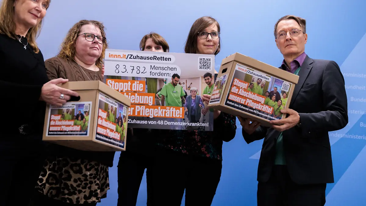 11.12.2024, Berlin: Barbara Müller (l-r), Angehörige, Andrea Wohlmacher, Einrichtungsleitung, und Anne Weiss, ebenfalls Angehörige, übergeben eine Petition an Karl Lauterbach (SPD), Bundesminister für Gesundheit. Nach Angaben des niedersächsischen Pflegeheims Haus Wilstedt droht zehn kolumbianischen Beschäftigten, die vor allem im Pflegebereich arbeiten, wegen abgelehnter Asylanträge die Abschiebung. Die Petition gegen die Abschiebung wurde bislang von mehr als 81.000 Menschen unterzeichnet. Foto: Carsten Koall/dpa +++ dpa-Bildfunk +++