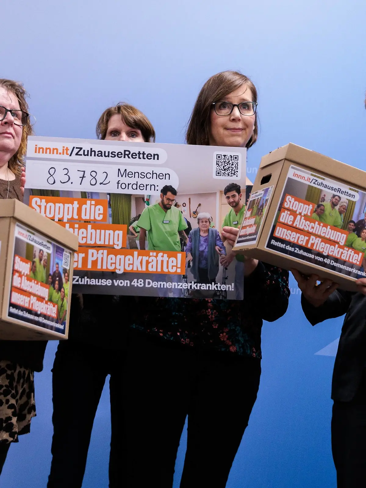 11.12.2024, Berlin: Barbara Müller (l-r), Angehörige, Andrea Wohlmacher, Einrichtungsleitung, und Anne Weiss, ebenfalls Angehörige, übergeben eine Petition an Karl Lauterbach (SPD), Bundesminister für Gesundheit. Nach Angaben des niedersächsischen Pflegeheims Haus Wilstedt droht zehn kolumbianischen Beschäftigten, die vor allem im Pflegebereich arbeiten, wegen abgelehnter Asylanträge die Abschiebung. Die Petition gegen die Abschiebung wurde bislang von mehr als 81.000 Menschen unterzeichnet. Foto: Carsten Koall/dpa +++ dpa-Bildfunk +++