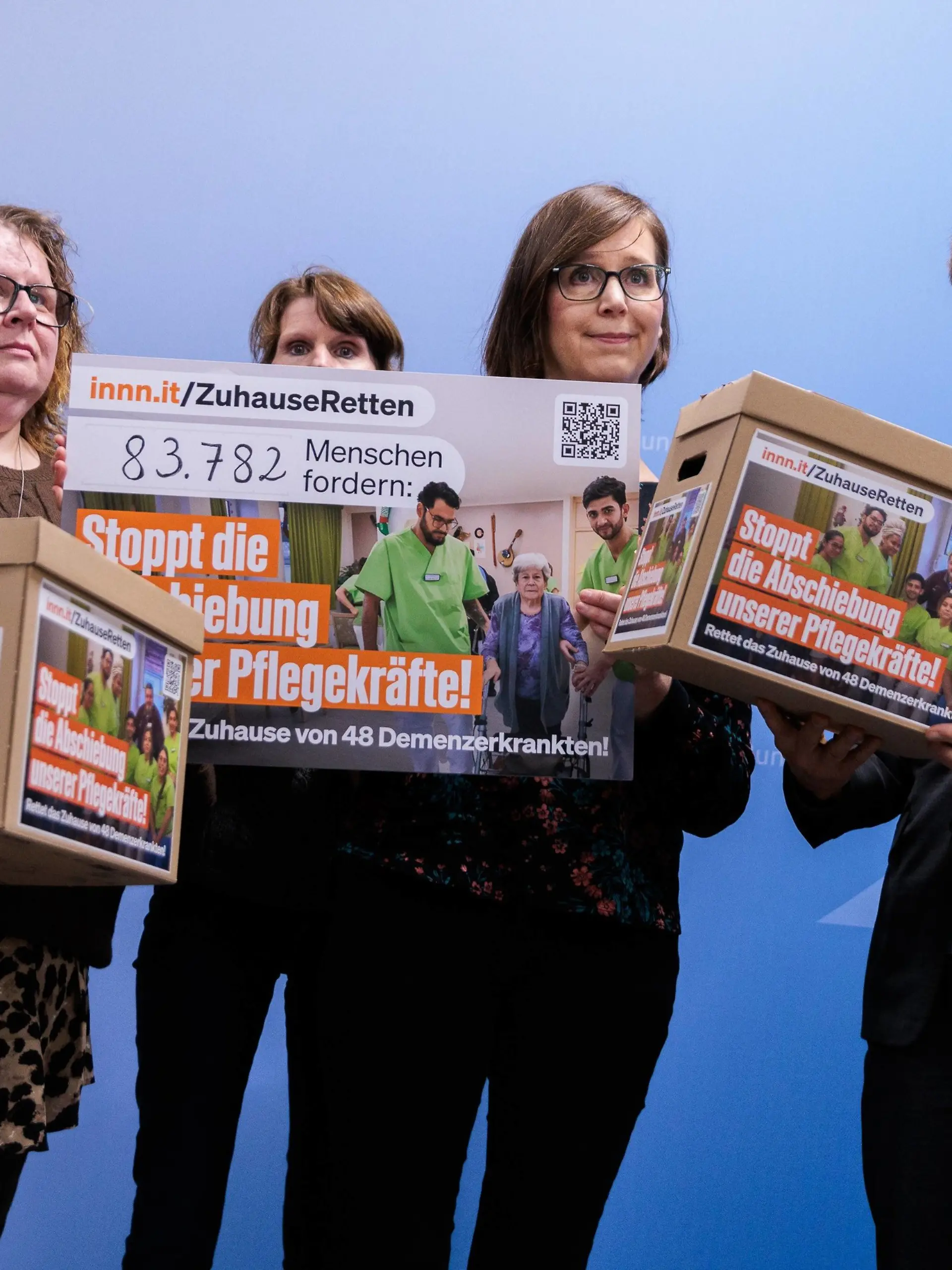 11.12.2024, Berlin: Barbara Müller (l-r), Angehörige, Andrea Wohlmacher, Einrichtungsleitung, und Anne Weiss, ebenfalls Angehörige, übergeben eine Petition an Karl Lauterbach (SPD), Bundesminister für Gesundheit. Nach Angaben des niedersächsischen Pflegeheims Haus Wilstedt droht zehn kolumbianischen Beschäftigten, die vor allem im Pflegebereich arbeiten, wegen abgelehnter Asylanträge die Abschiebung. Die Petition gegen die Abschiebung wurde bislang von mehr als 81.000 Menschen unterzeichnet. Foto: Carsten Koall/dpa +++ dpa-Bildfunk +++