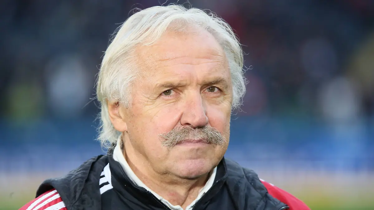 Dragoslav Stepanović stand bei Eintracht Frankfurt an der Seitenlinie. (Archivbild)