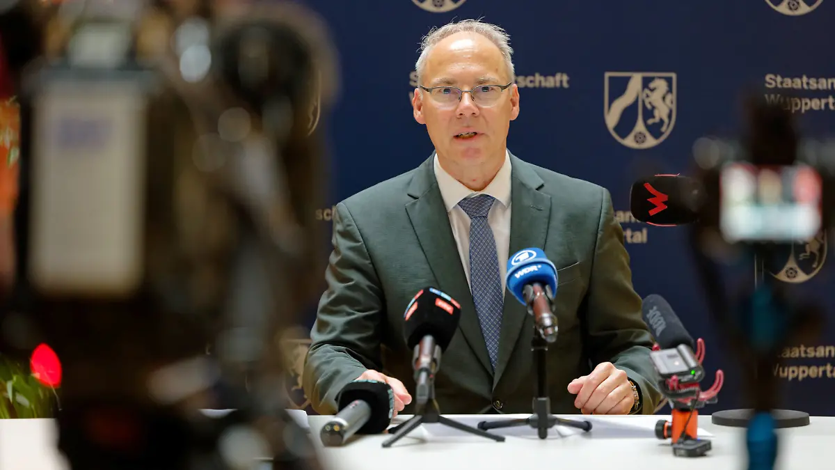 ARCHIV - 05.07.2024, Nordrhein-Westfalen, Wuppertal: Oberstaatsanwalt Wolf-Tilman Baumert gibt ein Pressestatement der Staatsanwaltschaft Wuppertal zur Schumacher-Erpresser ab. . (zu dpa: «Erpressungsfall Schumacher: Prozess beginnt») Foto: Henning Kaiser/dpa +++ dpa-Bildfunk +++