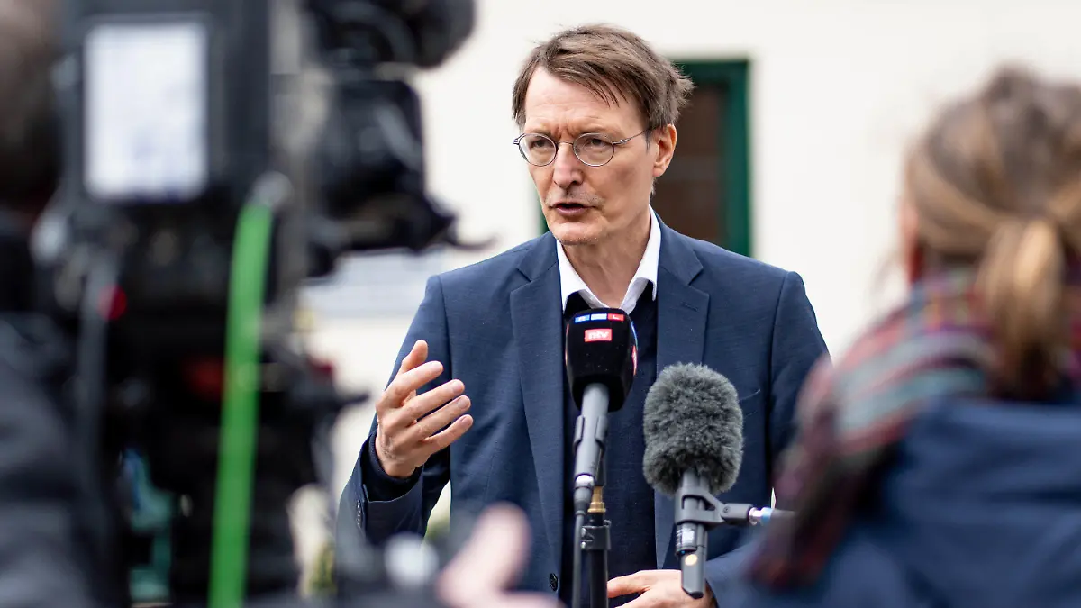 14.04.2022, Schleswig-Holstein, Husum: Karl Lauterbach (SPD), Bundesgesundheitsminister, spricht vor dem Klinikum Nordfriesland mit Vertretern der Presse. Die Generalstaatsanwaltschaft Koblenz ermittelt gegen eine Gruppe Männer und Frauen, die geplant haben soll, Lauterbach zu entführen. (Zu dpa «Lauterbach «bestürzt» über mutmaßlichen Entführungsplan») Foto: Axel Heimken/dpa +++ dpa-Bildfunk +++
