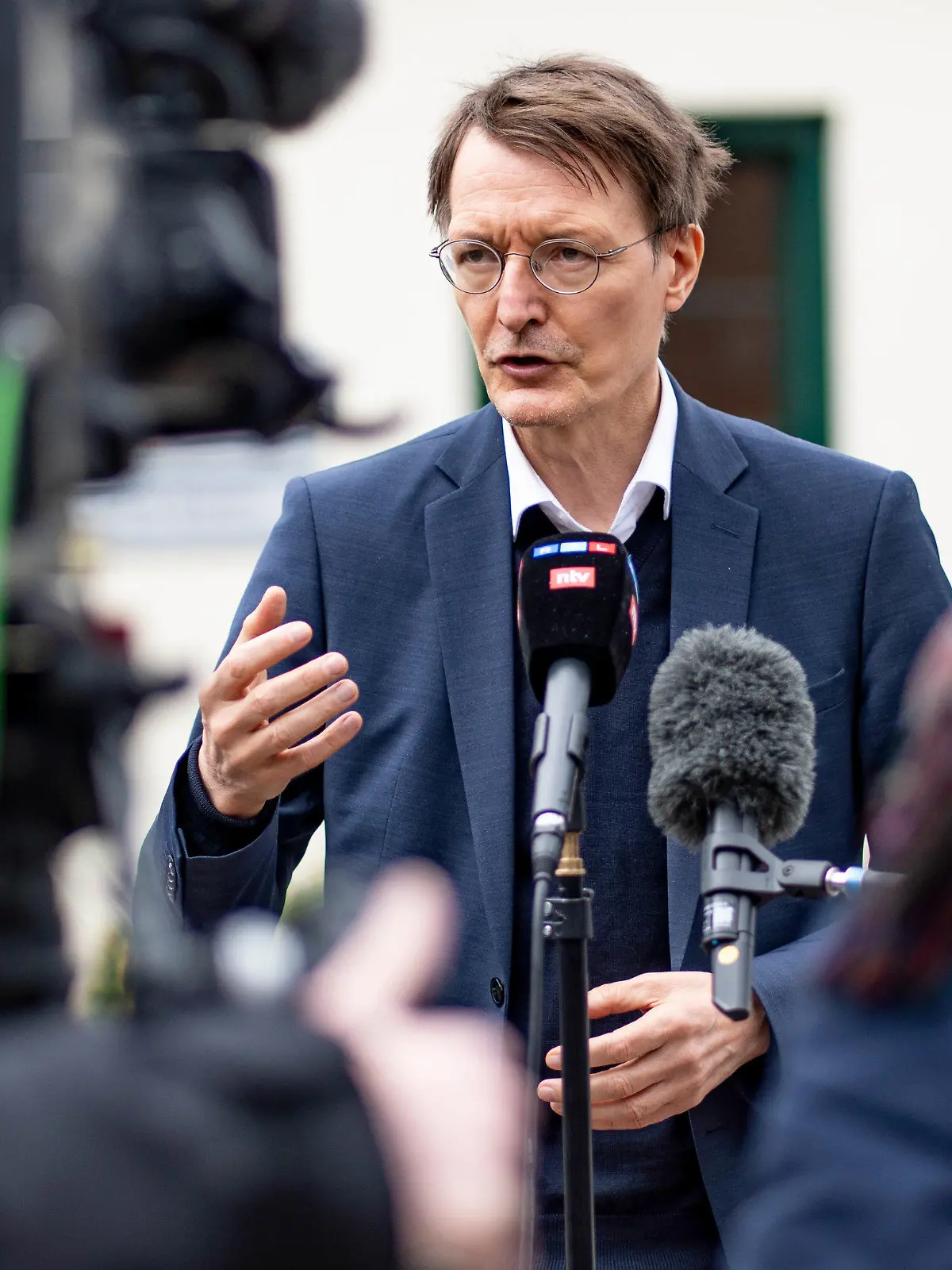 14.04.2022, Schleswig-Holstein, Husum: Karl Lauterbach (SPD), Bundesgesundheitsminister, spricht vor dem Klinikum Nordfriesland mit Vertretern der Presse. Die Generalstaatsanwaltschaft Koblenz ermittelt gegen eine Gruppe Männer und Frauen, die geplant haben soll, Lauterbach zu entführen. (Zu dpa «Lauterbach «bestürzt» über mutmaßlichen Entführungsplan») Foto: Axel Heimken/dpa +++ dpa-Bildfunk +++