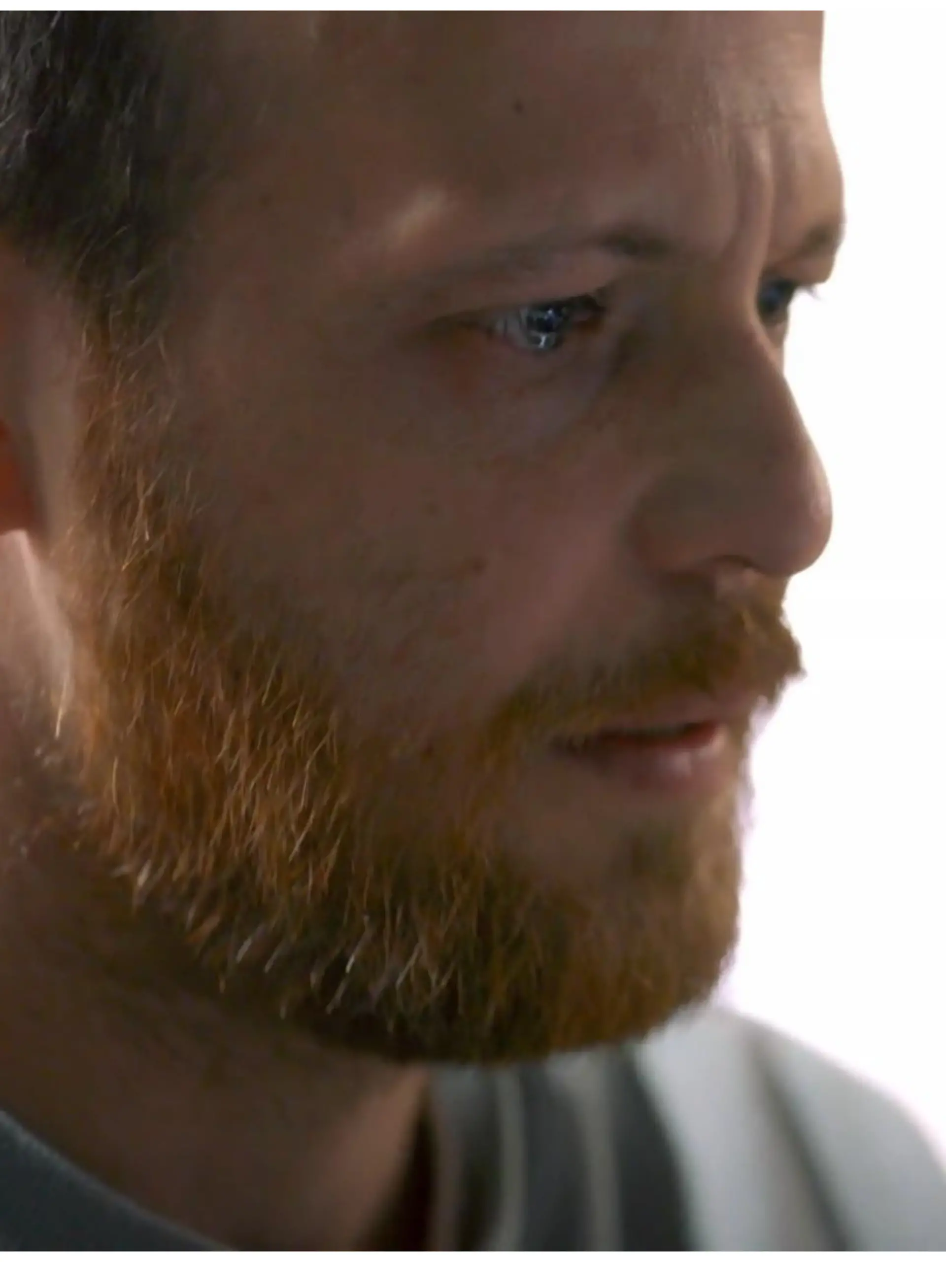 Unter uns: Tobias schaut sich ein Weihnachtsvideo von Vivien an