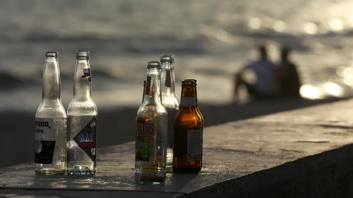 Leere Flaschen alkoholischer Getränke stehen am Abend an der Promenade am Strand von Arenal.
