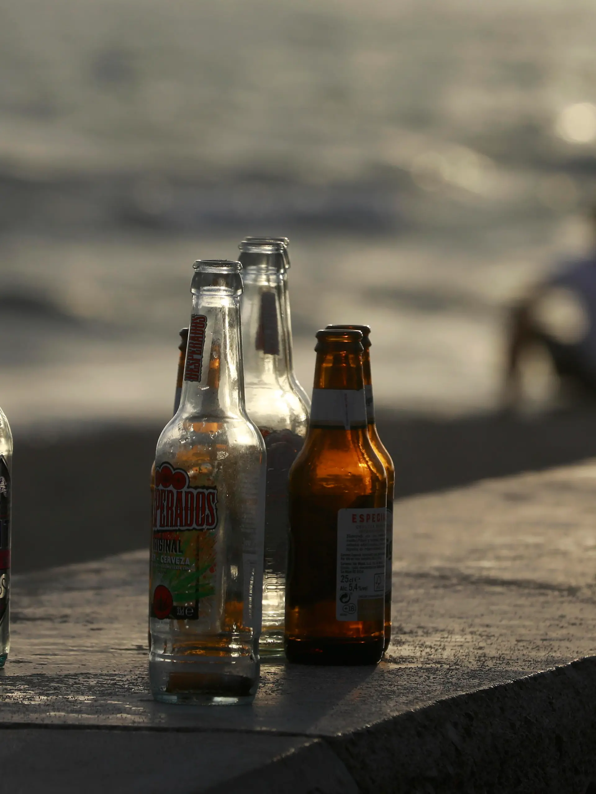 Leere Flaschen alkoholischer Getränke stehen am Abend an der Promenade am Strand von Arenal.