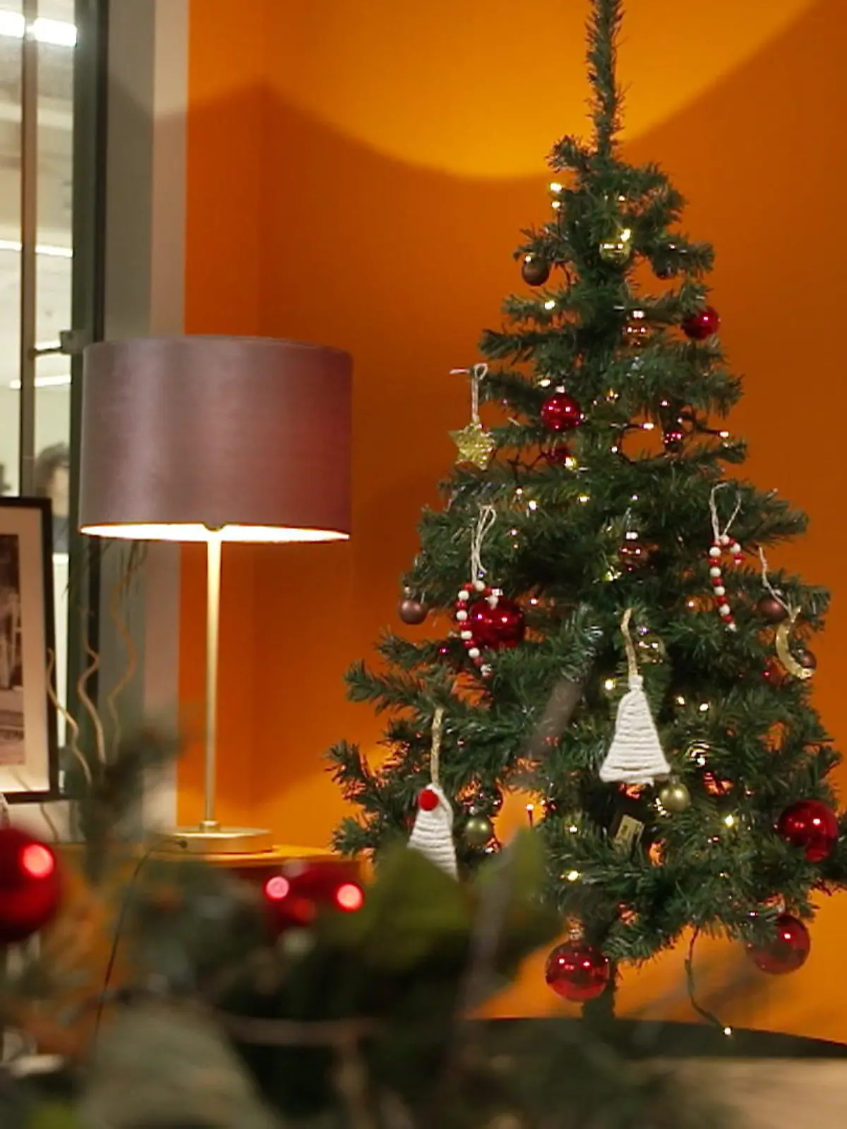 Bild zu: "DIY-Baumschmuck aus Altpapier und Tomatenmark-Tube"