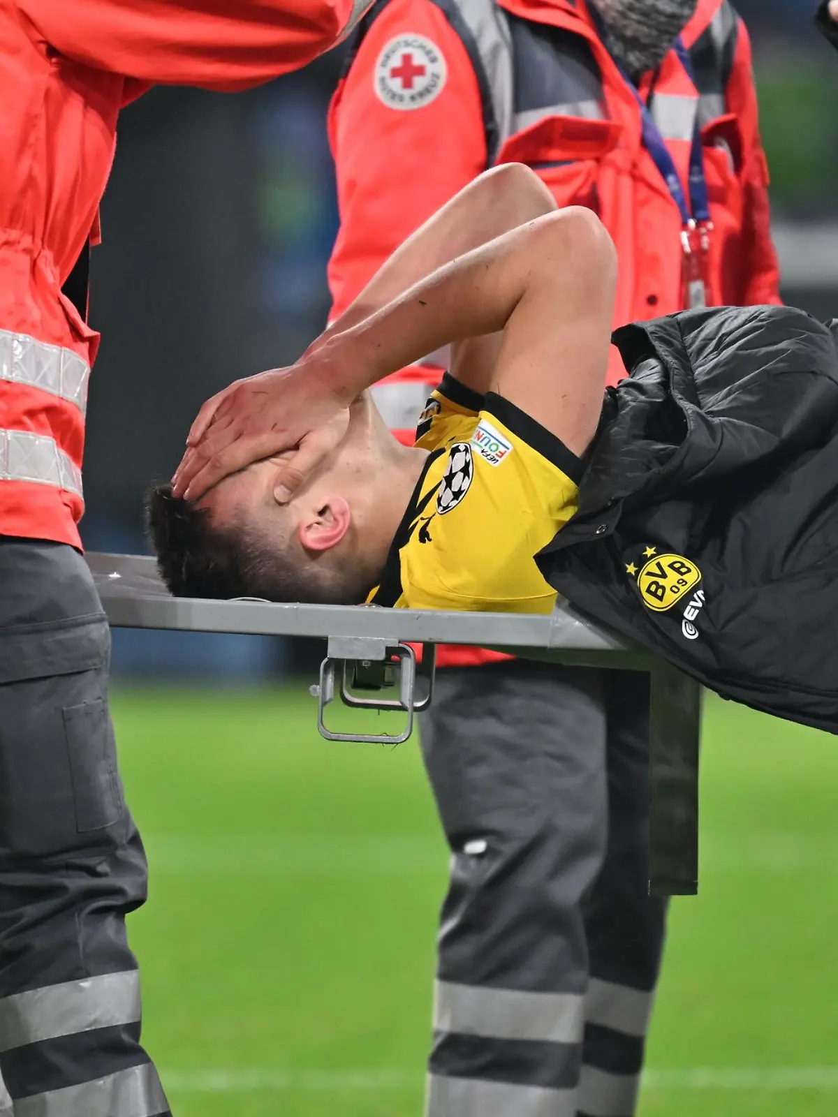 Bild zu: "Nach Verletzungs-Schock! Sorge um BVB-Star Schlotterbeck"