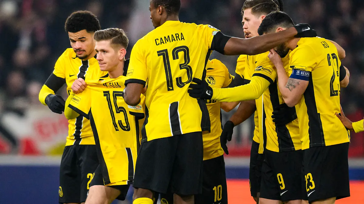 Berns Lukasz Lakomy (l) jubelt nach seinem Tor zum 1:0 mit dem Trikot von Meschack Elia.