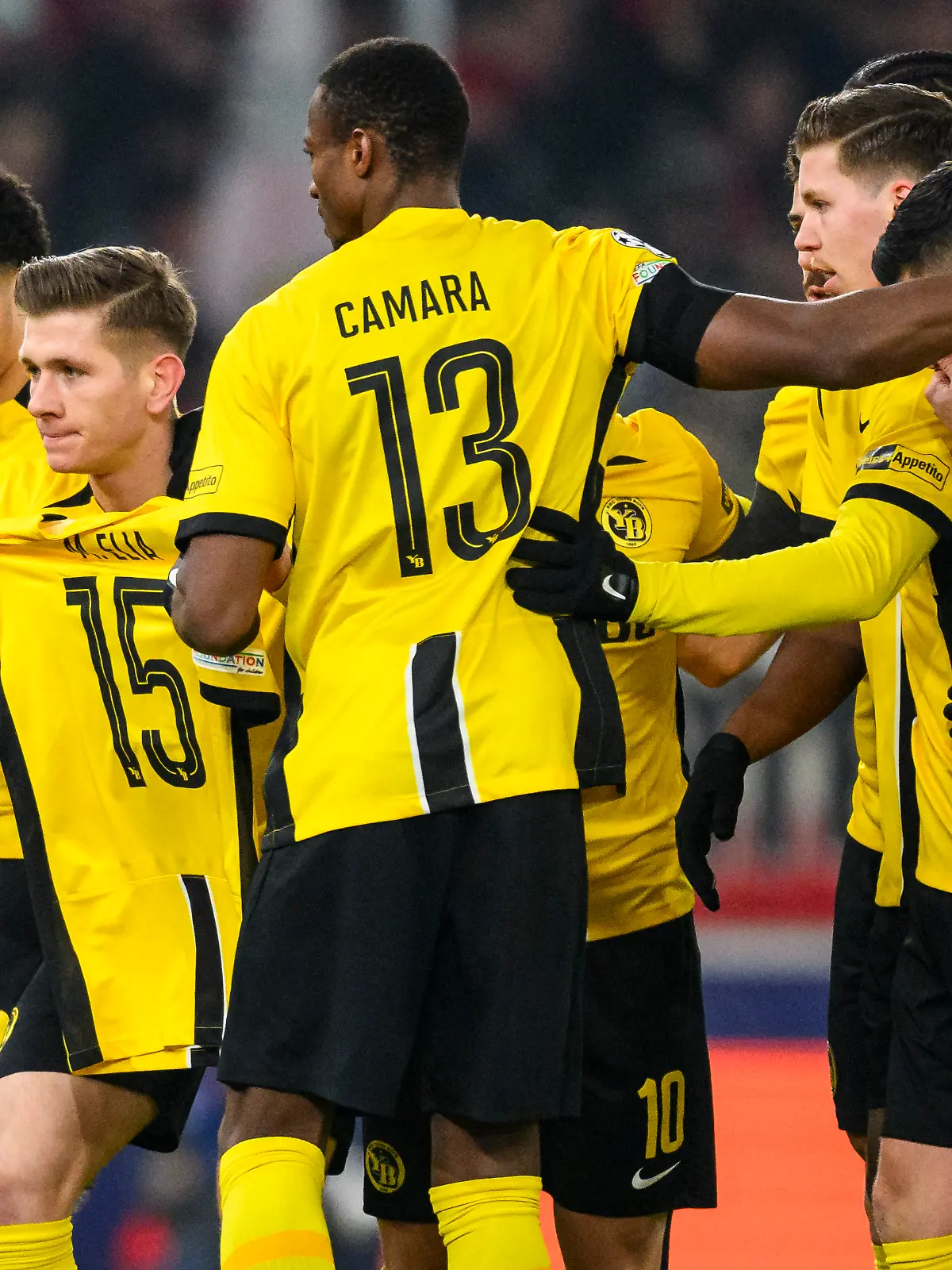 Berns Lukasz Lakomy (l) jubelt nach seinem Tor zum 1:0 mit dem Trikot von Meschack Elia.