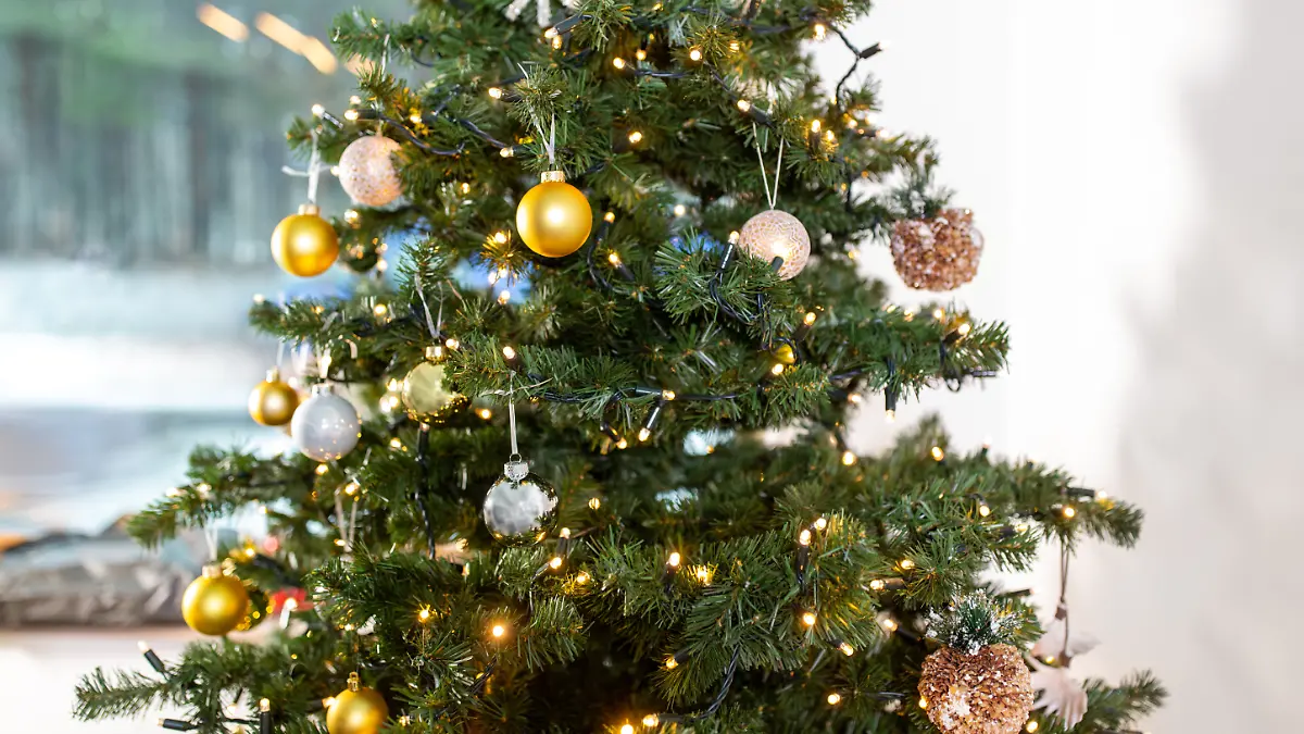 Künstlicher, geschmückter Weihnachtsbaum