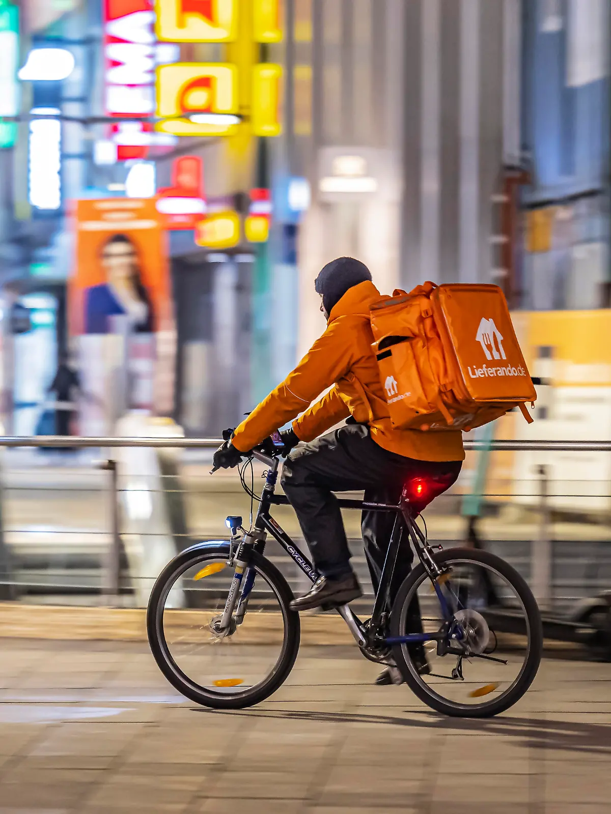 Bestellt ihr gerne spät abends und gebt ihr gerne viel Geld bei Lieferando aus? Der Essenslieferdienst veröffentlicht Zahlen zu besonders außergewöhnlichen Einsätzen. 