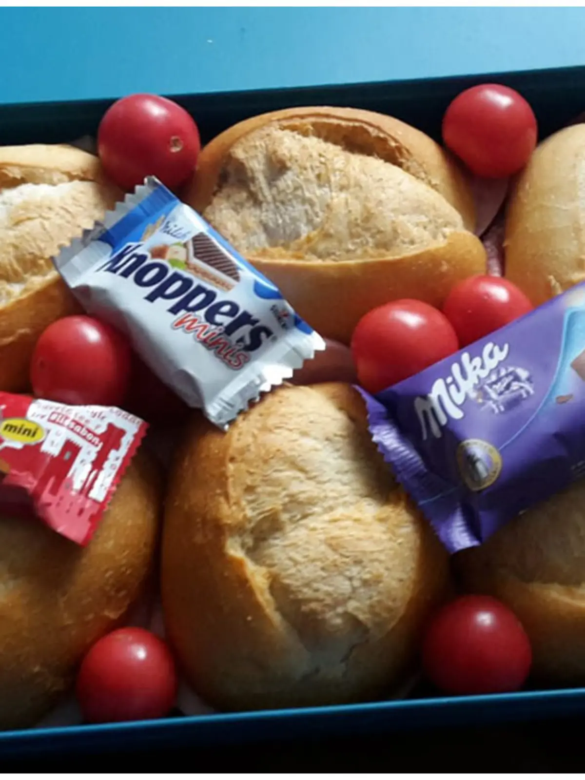 Sechs Brötchen, drei Schokoriegel und Tomaten - diese Brotdose sorgt für Wirbel.