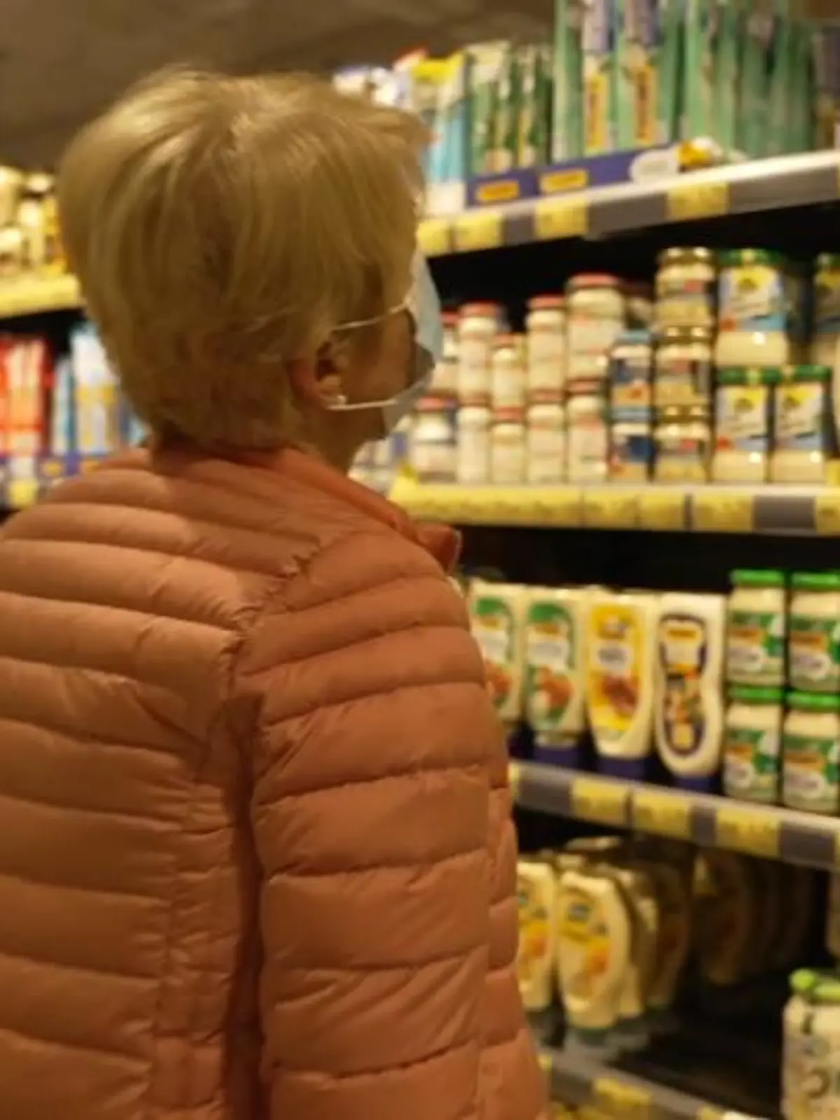 Steigende Preise so weit das Auge reicht – mit Ausnahmen! Einige beliebte Markenprodukte sind einfach immer irgendwo im Angebot. Das kommt besonders allen Sparfüchsen zugute, denn hier kann beim Einkauf ordentlich Geld gespart werden. Ein verbreiteter Spartipp ist außerdem, den Discounter dem Supermarkt vorzuziehen. Doch ist der Discounter wirklich günstiger? Was es mit den ständig reduzierten Markenartikeln auf sich hat und wo Sie günstiger einkaufen können, zeigen wir Ihnen hier.