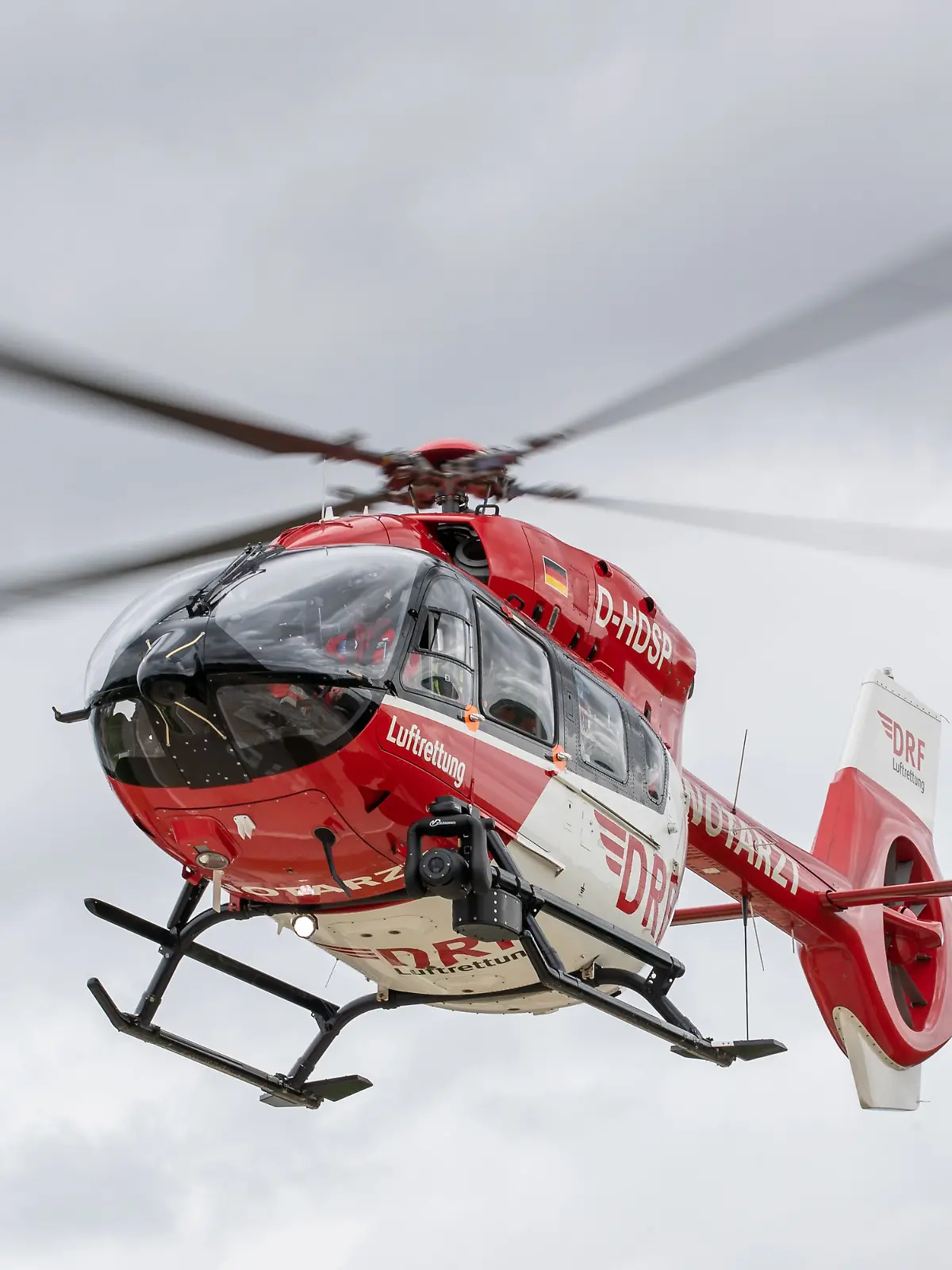 Der schwere Arbeitsunfall ereignete sich in Ingolstadt. Eine schwerverletzte Frau musste erst von Helfern befreit und sofort in ein Krankenhaus geflogen werden.