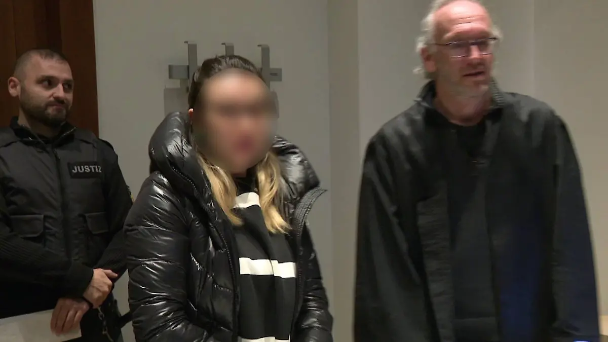 Die Angeklagte Yasemin G. steht wegen Raub vor Gericht. 