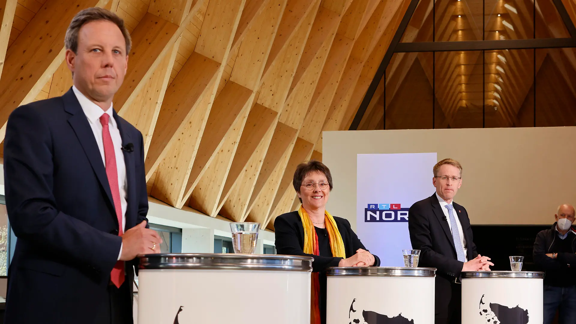 20.04.2022, Schleswig-Holstein, Kiel: Thomas Losse-Müller (l-r, SPD), Monika Heinold (Bündnis 90/Die Grünen) und Ministerpräsident Daniel Günther (CDU), stehen nebeneinander. Vor der Landtagswahl in Schleswig-Holstein am 8. Mai 2022 wurde das erste Wahl-Triell im «Jahr100Haus» im Freilichtmuseum Molfsee bei Kiel von dem Privatsender RTL aufgezeichnet. Foto: Frank Molter/dpa +++ dpa-Bildfunk +++