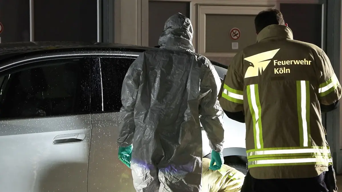 Ein 42 Jahre alter Mann ist bei einem mutmaßlichen Säureangriff lebensgefährlich verletzt worden.