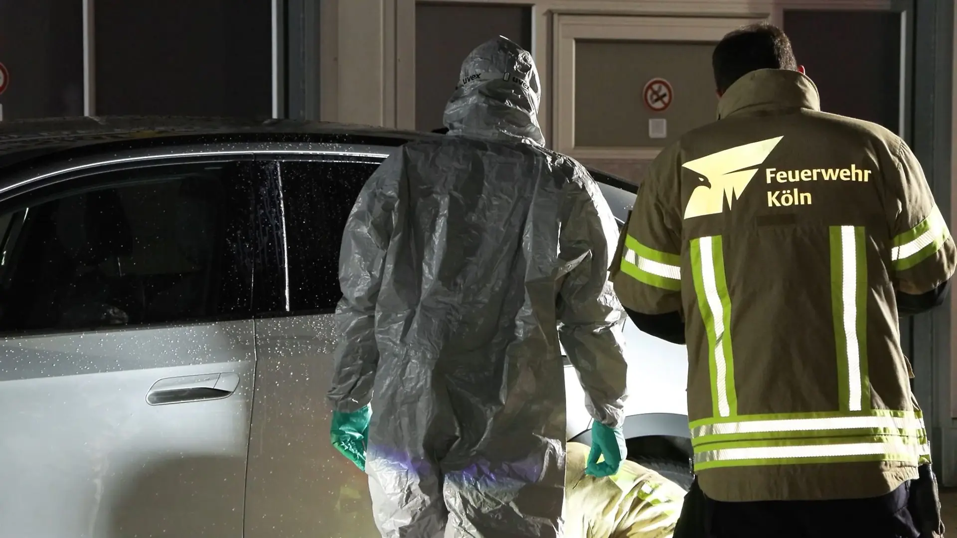 Ein 42 Jahre alter Mann ist bei einem mutmaßlichen Säureangriff lebensgefährlich verletzt worden.