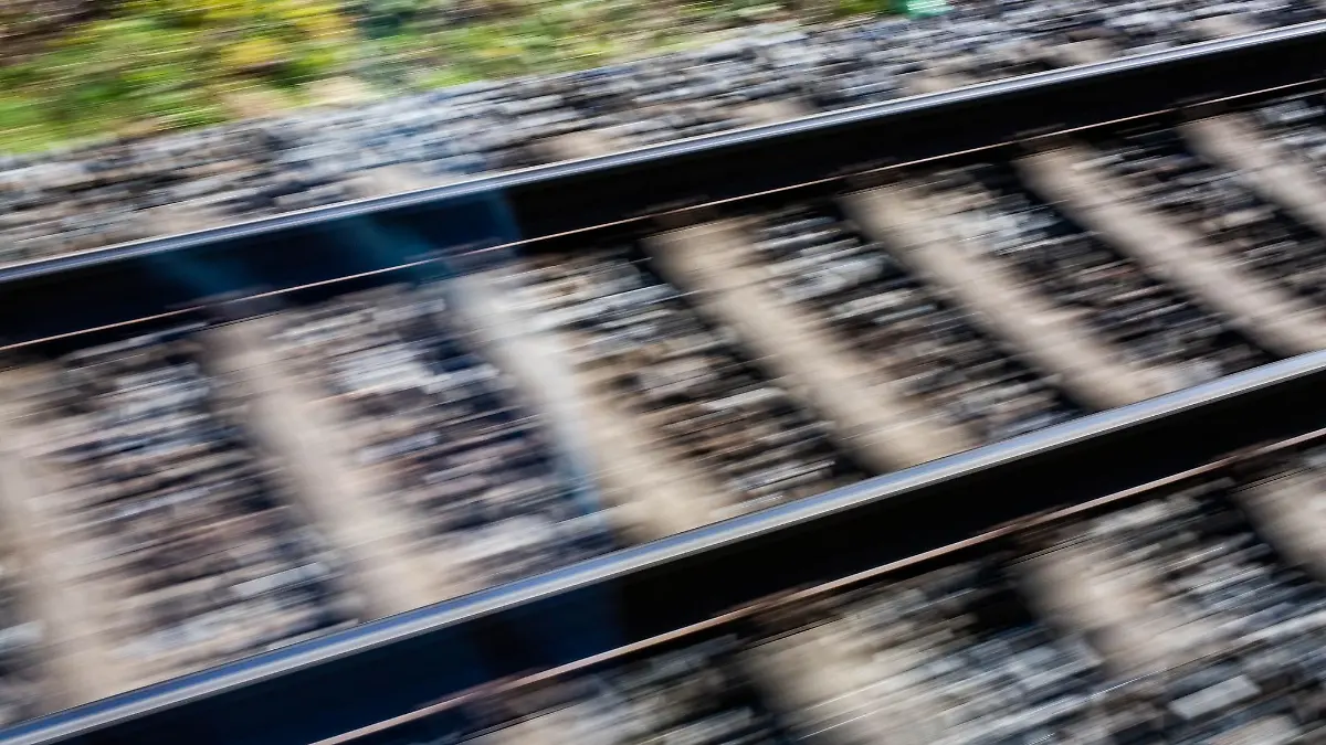 Beim Überqueren des Bahnübergangs erfasste ein Zug die 56-Jährige. (Symbolbild)