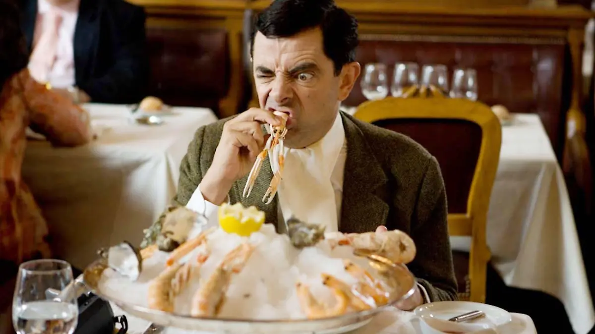 In Paris besucht Mr. Bean (Rowan Atkinson) ein vornehmes Speiselokal und verspeist dort Meeresfrüchte - samt Schale...