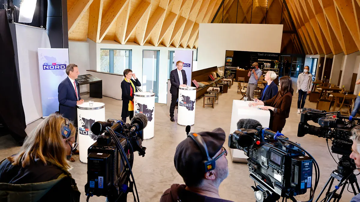 20.04.2022, Schleswig-Holstein, Kiel: Thomas Losse-Müller (l-r, SPD), Monika Heinold (Bündnis 90/Die Grünen) und Ministerpräsident Daniel Günther (CDU), stehen nebeneinander. Vor der Landtagswahl in Schleswig-Holstein am 8. Mai 2022 wurde das erste Wahl-Triell im «Jahr100Haus» im Freilichtmuseum Molfsee bei Kiel von dem Privatsender RTL aufgezeichnet. Foto: Frank Molter/dpa +++ dpa-Bildfunk +++