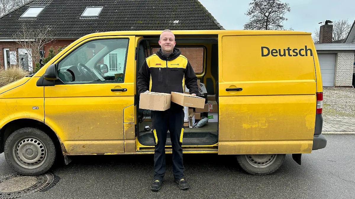 Paketbote Mario Jensen sorgt dafür, dass unsere Weihnachtsgeschenke mit der Post pünktlich ankommen.