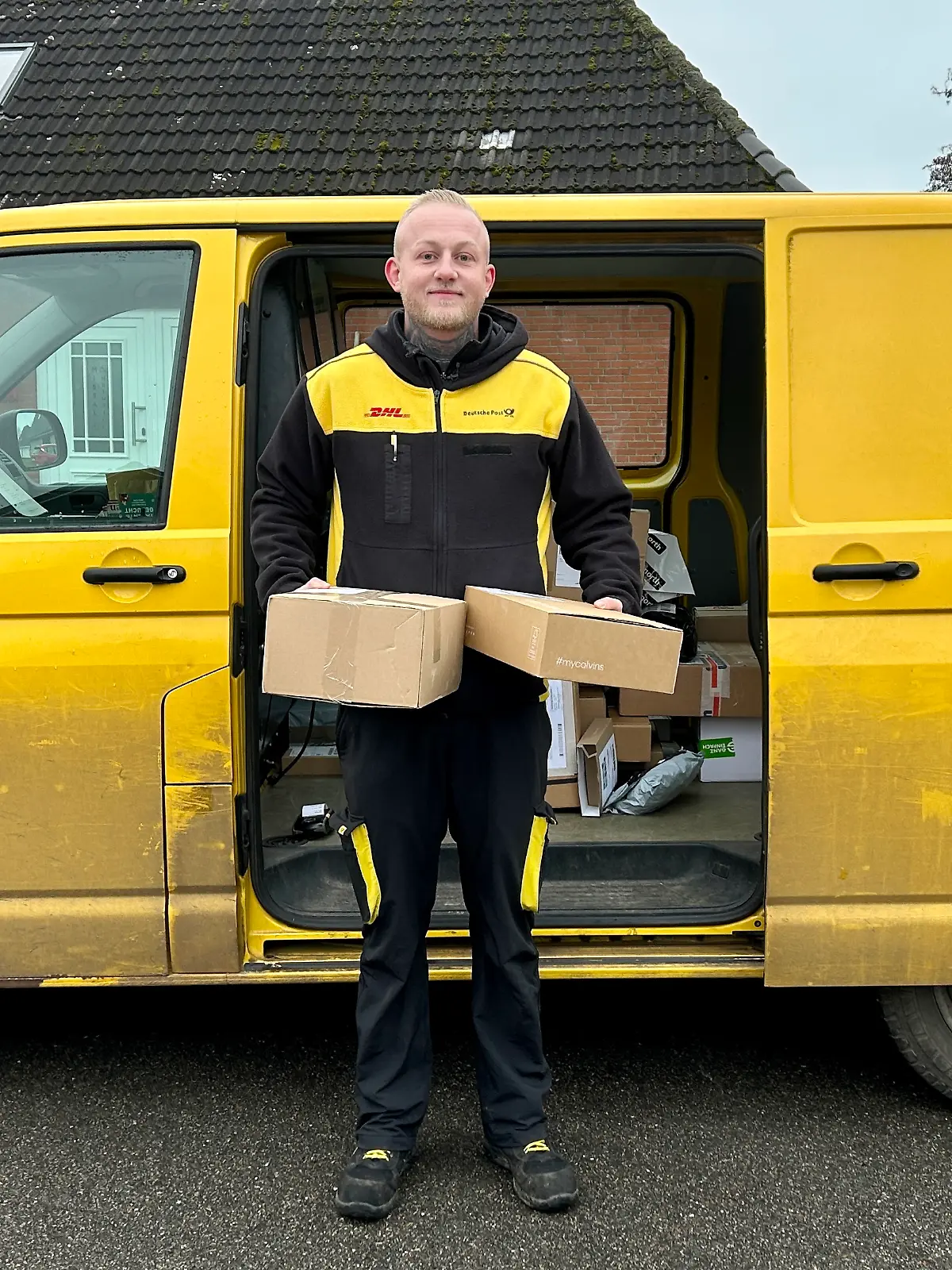 Paketbote Mario Jensen sorgt dafür, dass unsere Weihnachtsgeschenke mit der Post pünktlich ankommen.