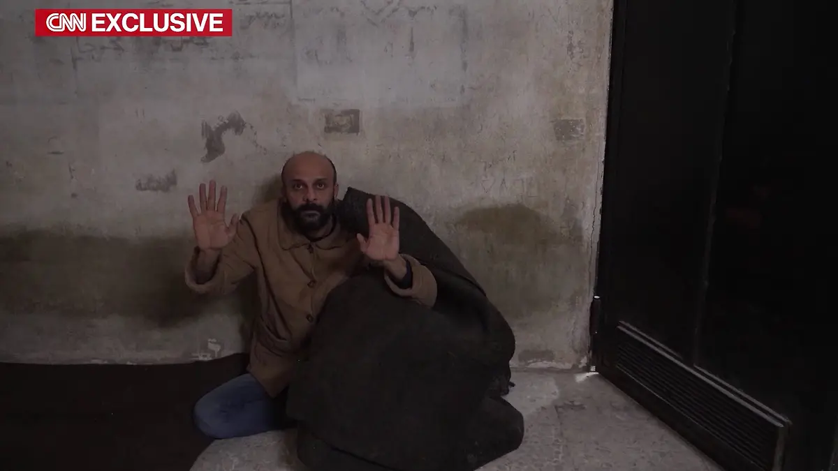 Aus Todesangst versteckte sich der syrische Gefangene unter einer Decke.