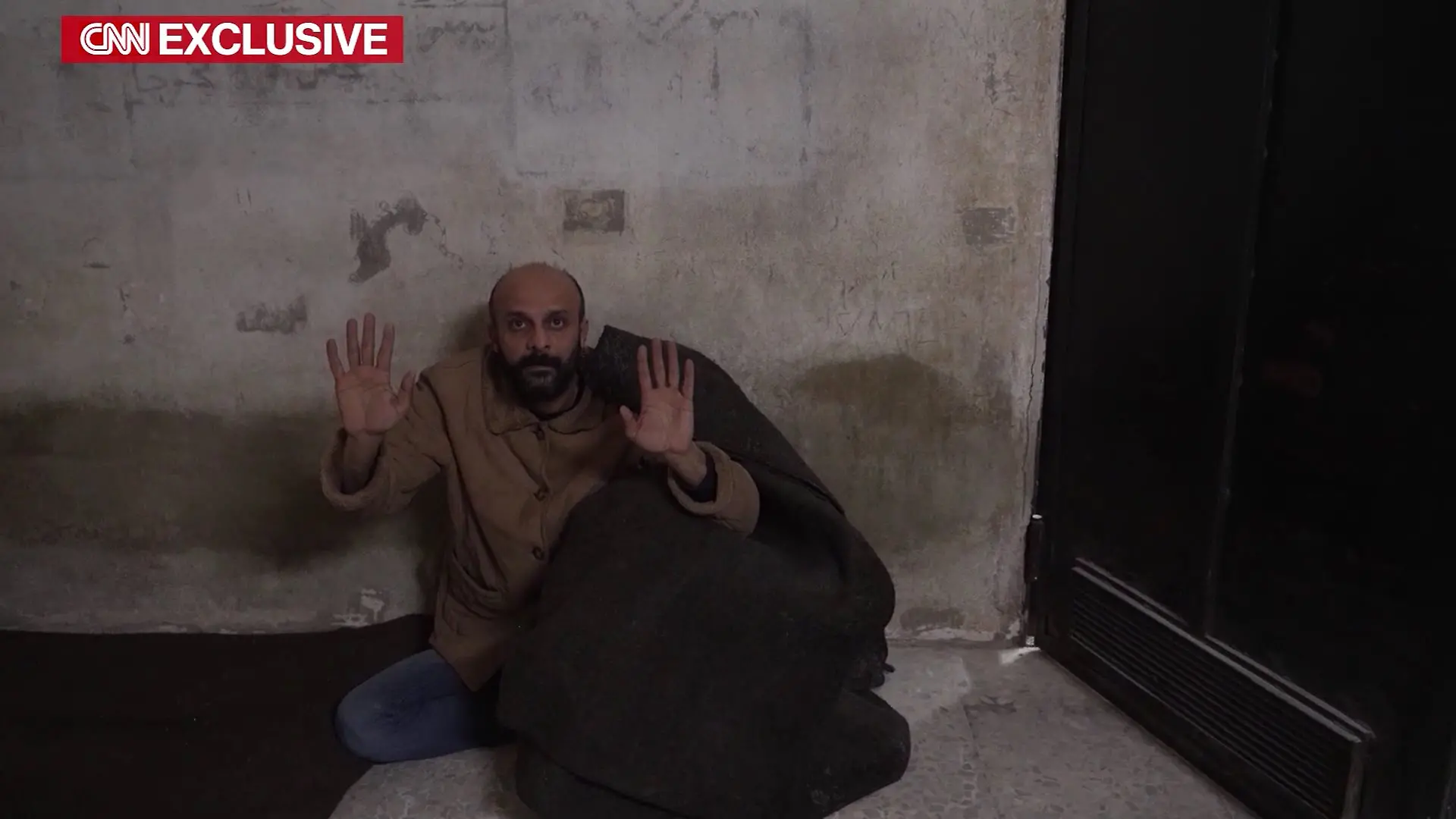 Aus Todesangst versteckte sich der syrische Gefangene unter einer Decke.