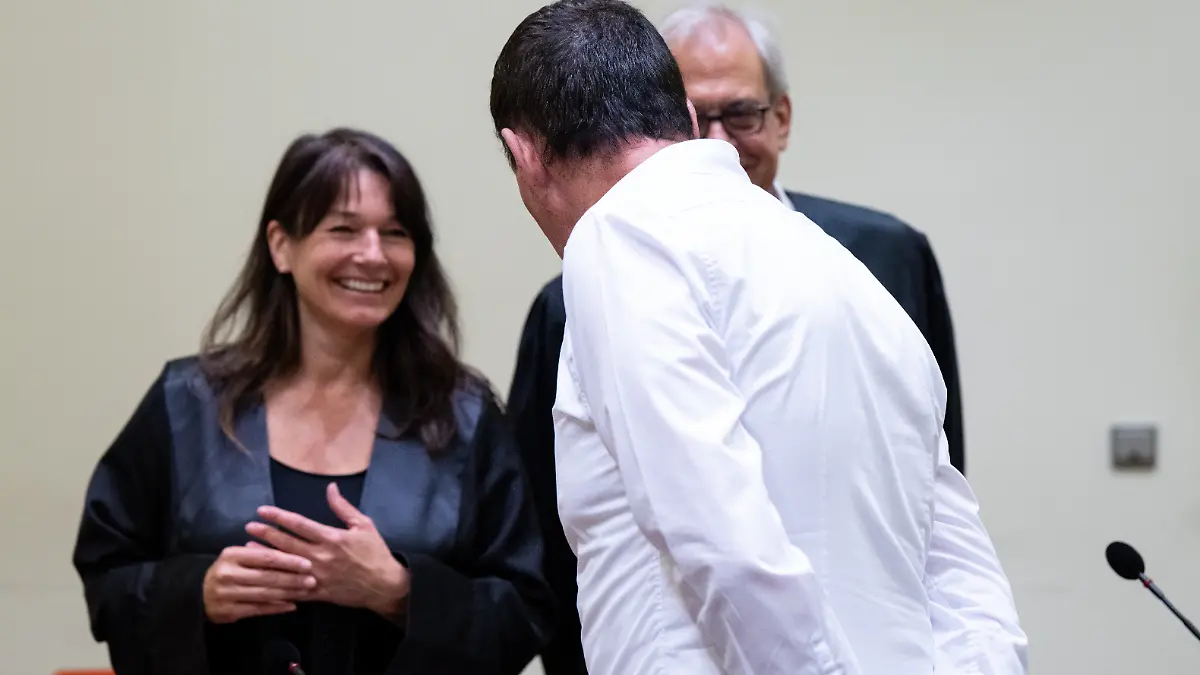 Manfred Genditzki (M) steht vor Prozessbeginn im Wiederaufnahmeverfahren um den sogenannten Badewannen-Mordfall zusammen mit seinen Anwälten Regina Rick (l) und Klaus Wittmann im Gerichtssaal. Das Landgericht München II hatte Genditzki 2010 wegen Mordes zu einer lebenslangen Gefängnisstrafe verurteilt. Er wurde im August 2022 nach 4912 Tagen aus der Haft entlassen, weil es erhebliche Zweifel daran gibt, dass er den Mord tatsächlich begangen hat.