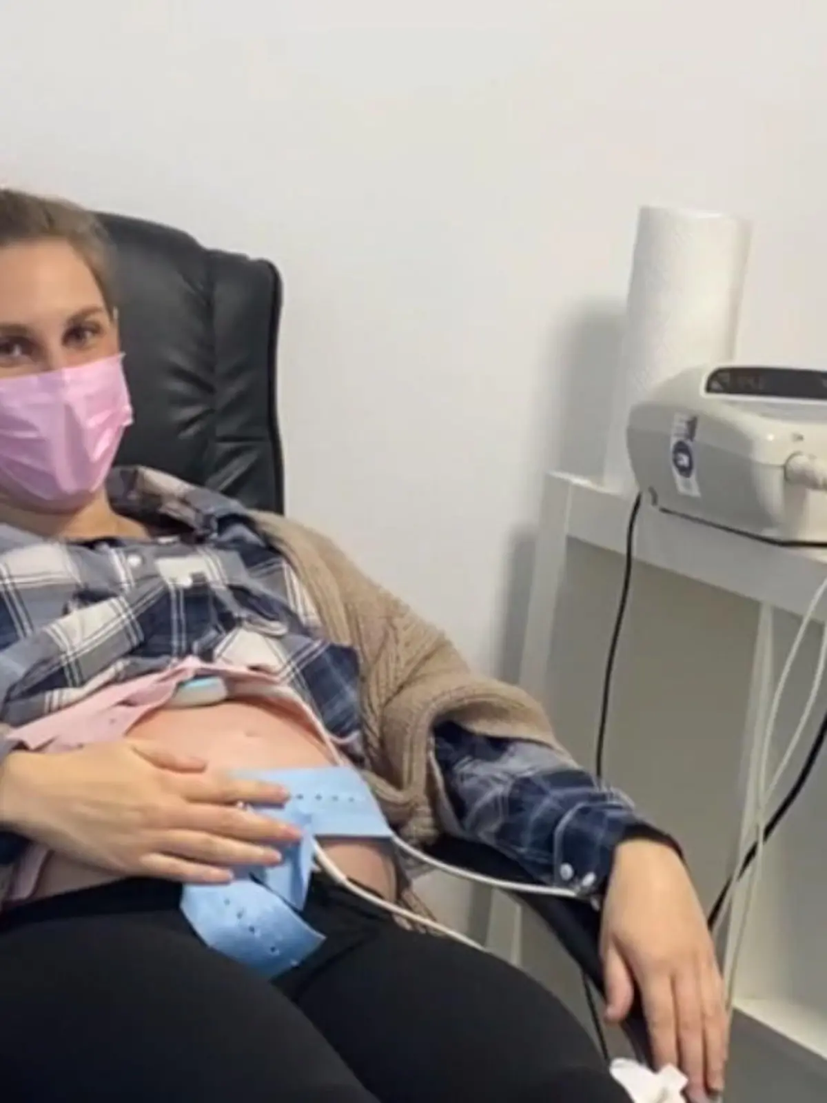 Sarah und Tina sind beide Anfang 30 - und Single. Auf den richtigen Partner wollen sie nicht warten, um ihrem Traum vom Mama-Sein näher zu kommen. Daher entscheiden sie sich für den Weg der künstlichen Befruchtung. Sie bestellen Samen vom Samenspender im Internet und es scheint zu funktionieren! Tina ist nach kurzer Zeit schwanger. Ob es auch bei Sarah klappen wird?