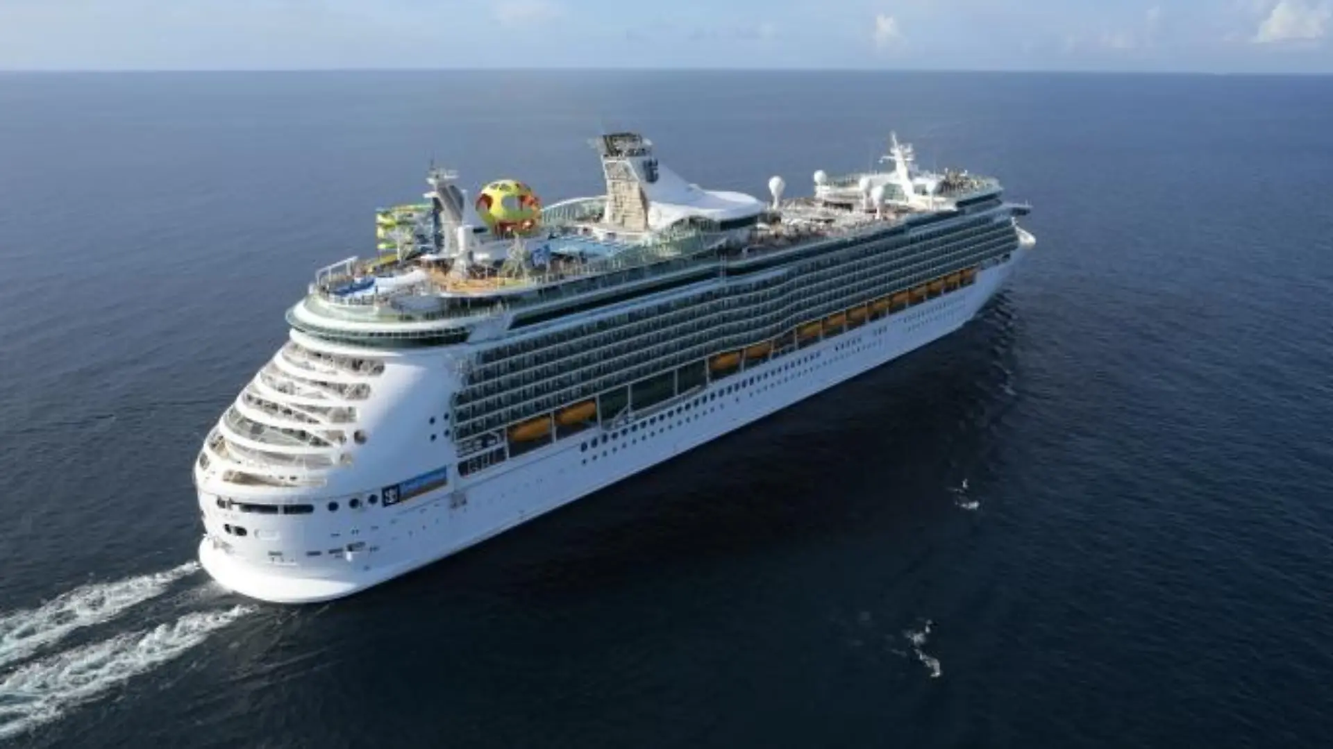Das Kreuzfahrtschiff Mariner of the Seas von Royal Caribbean während einer Fahrt