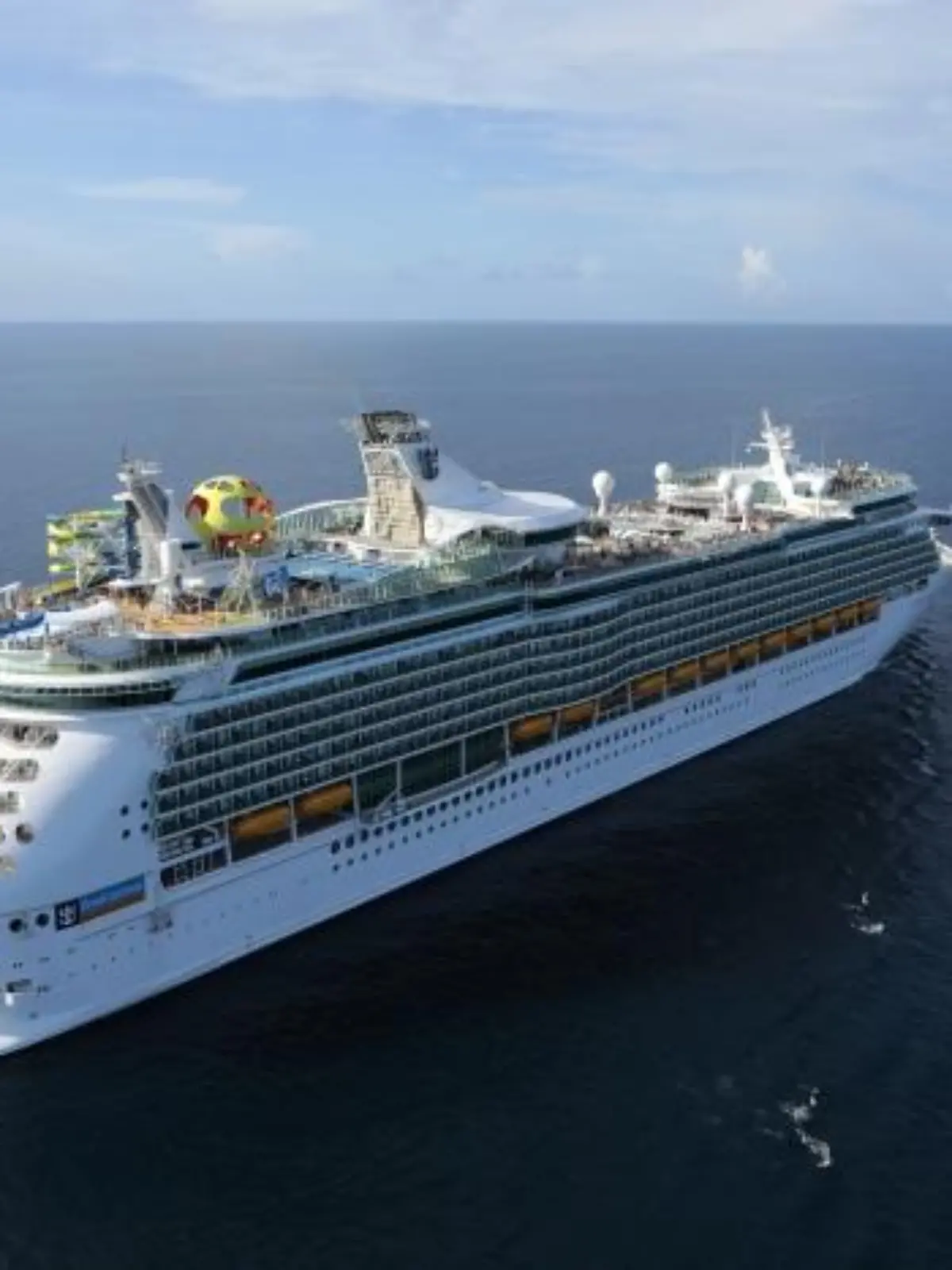 Das Kreuzfahrtschiff Mariner of the Seas von Royal Caribbean während einer Fahrt