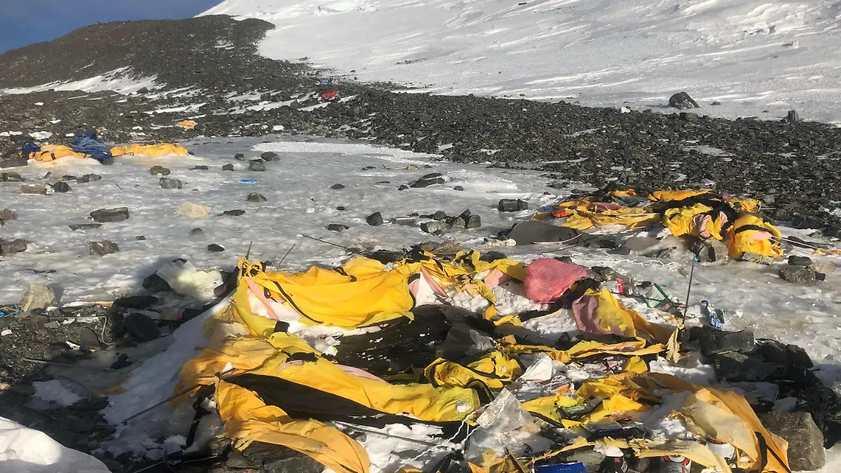 HANDOUT - 01.05.2023, Nepal, ---: Müllberge sind am Südsattel des Mount Everest zu sehen. Der Mount Everest lockt Bergsteiger aus aller Welt - und die rücken mit jeder Menge Ausrüstung an. Das Resultat: Der 8848 Meter hohe Himalaya-Koloss gilt mittlerweile als «höchstgelegene Müllhalde der Welt». Speziell im Basislager türmen sich zurückgelassene Zelte, Kleidung, Gaskocher, Verpackungen und Sauerstoffflaschen. (zu dpa "Völlig daneben: Wenn Touristen die Benimmregeln missachten") Foto: Jenjen Lama/dpa - ACHTUNG: Nur zur redaktionellen Verwendung im Zusammenhang mit der aktuellen Berichterstattung und nur mit vollständiger Nennung des vorstehenden Credits +++ dpa-Bildfunk +++